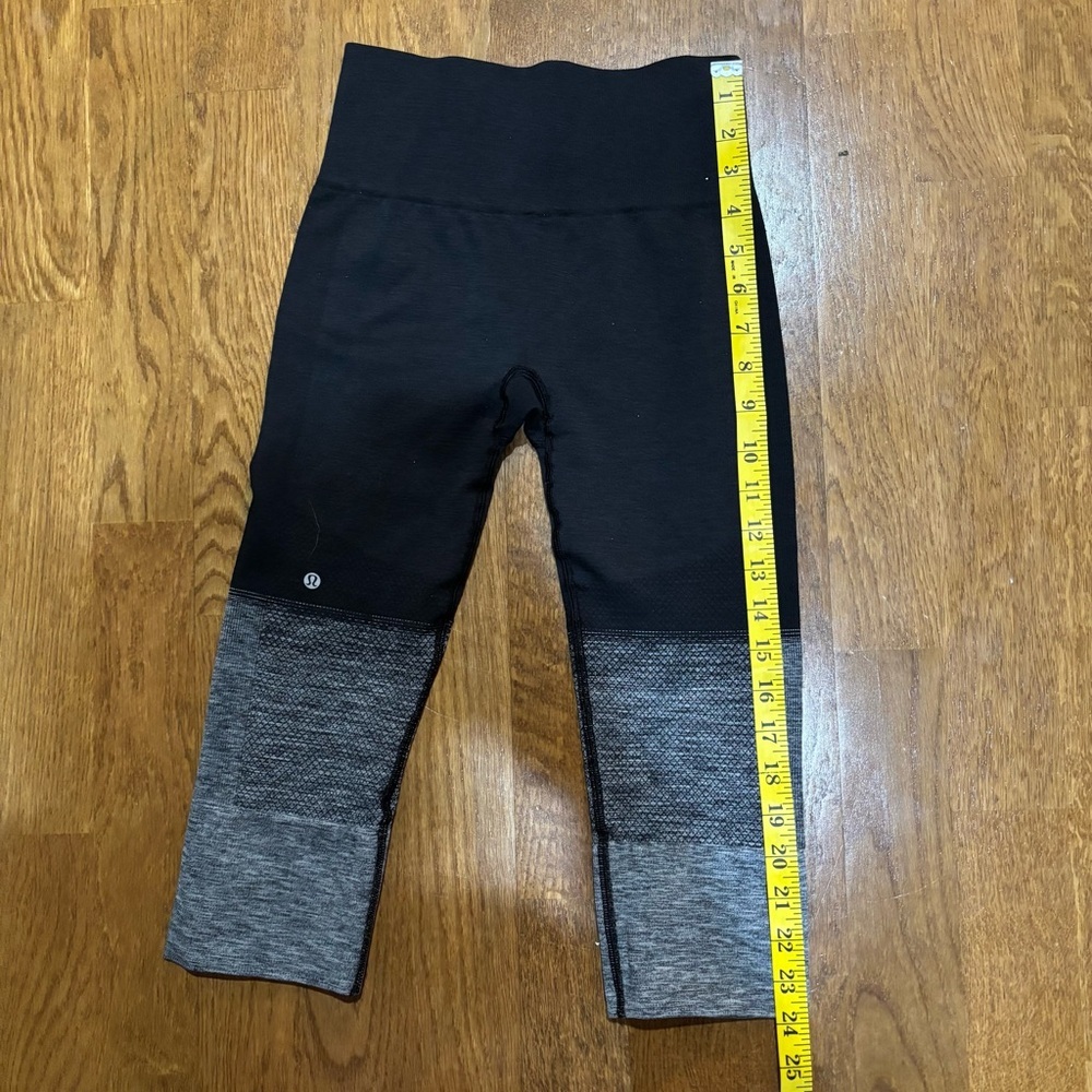 Lululemon Seamlessly Street Crop Yoga Leggings Black Gray Ombre Stretch Size 4 - Picture 10 of 11